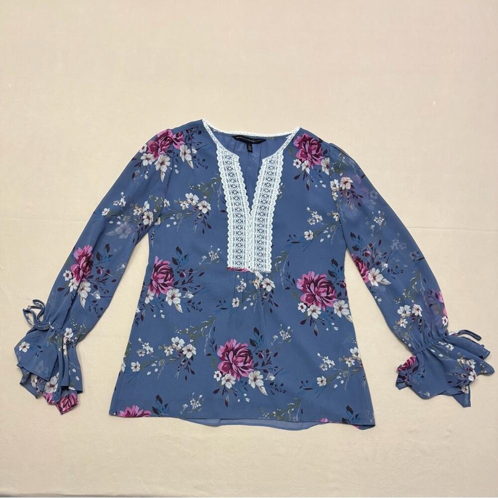 White House Black Market Blue and Pink Floral Blouse Women’s Size 2